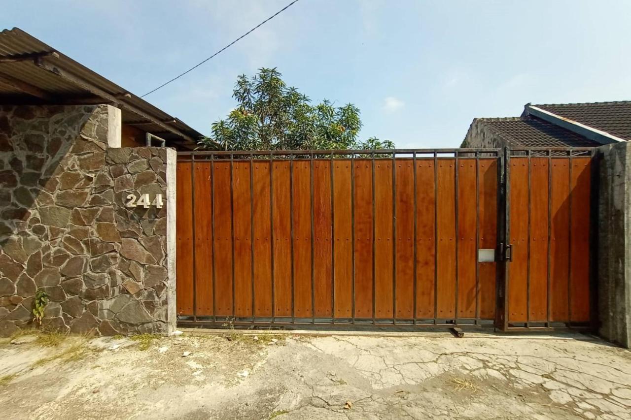 Express O 91578 Villali Jogja ジョグジャカルタ エクステリア 写真