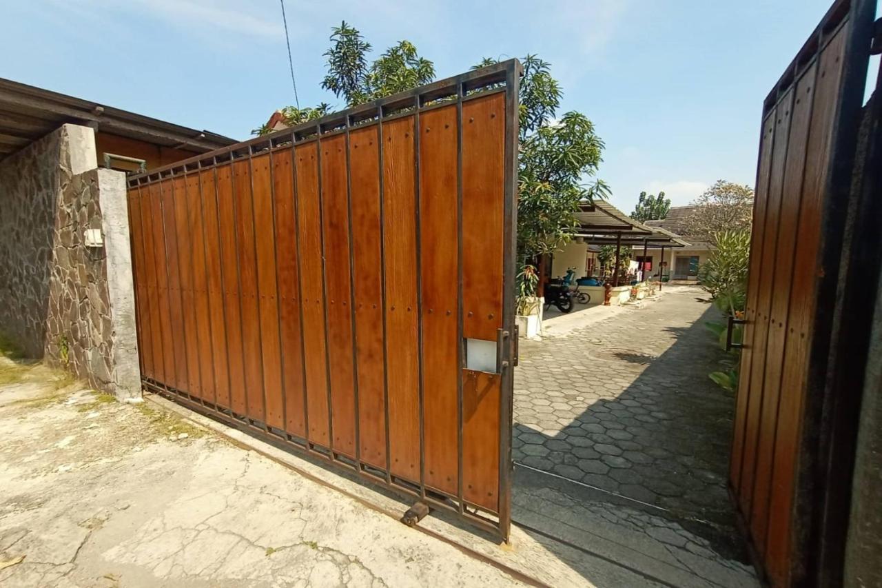 Express O 91578 Villali Jogja ジョグジャカルタ エクステリア 写真